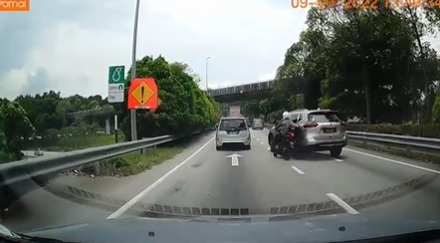 小贩路边兜售成意外导火线 摩托骑士闪轿车被撞后逃