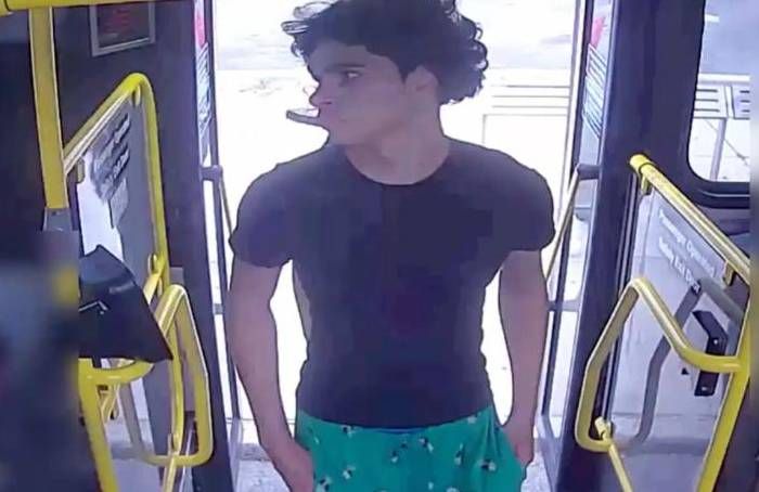 尖刀刺到胸前突折断 少年险成刀下亡魂