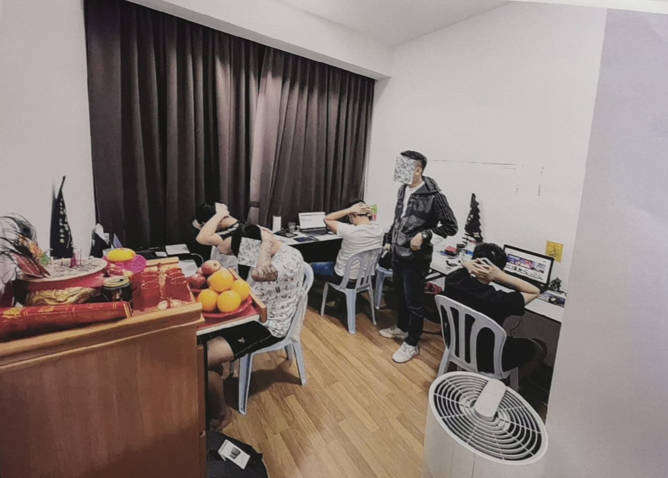 **己签发**柔:非非法集团在高级公寓设线上赌博呼叫中心,遭警一网打尽5男被捕