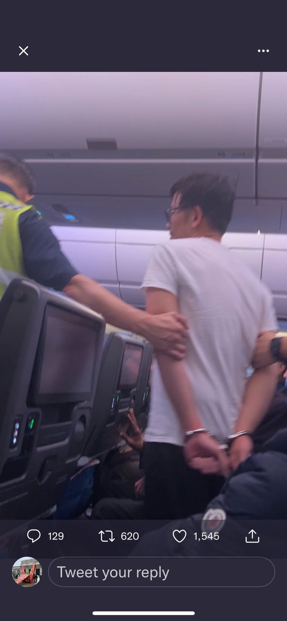 **已签发即时国际**全国：新航客机在2军机护航下安全降落，谎称行李藏炸弹袭空服员者为美籍乘客