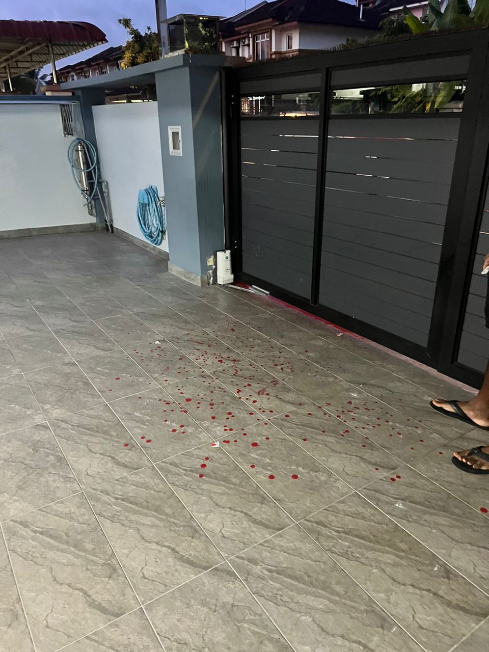 **已签发**柔:头条之一:“下次火烧”!新婚夫妇蜜月结束隔天住家被泼漆还留言恐吓