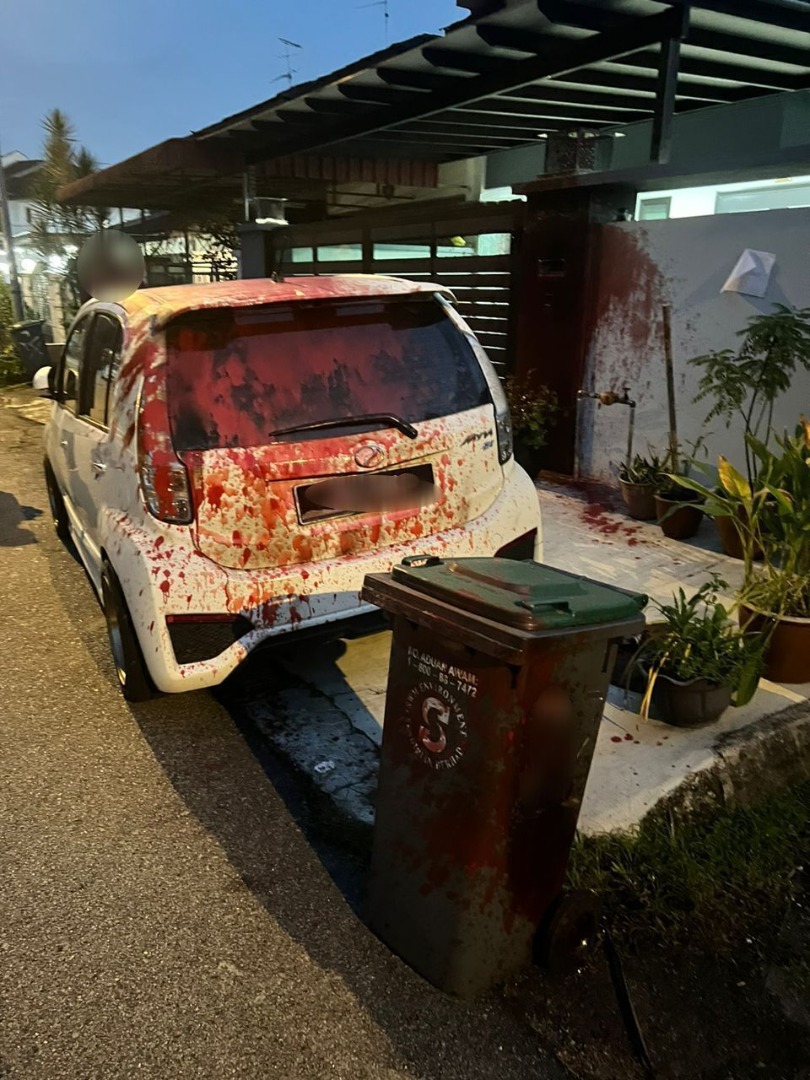 **已签发**柔:头条之一:“下次火烧”!新婚夫妇蜜月结束隔天住家被泼漆还留言恐吓