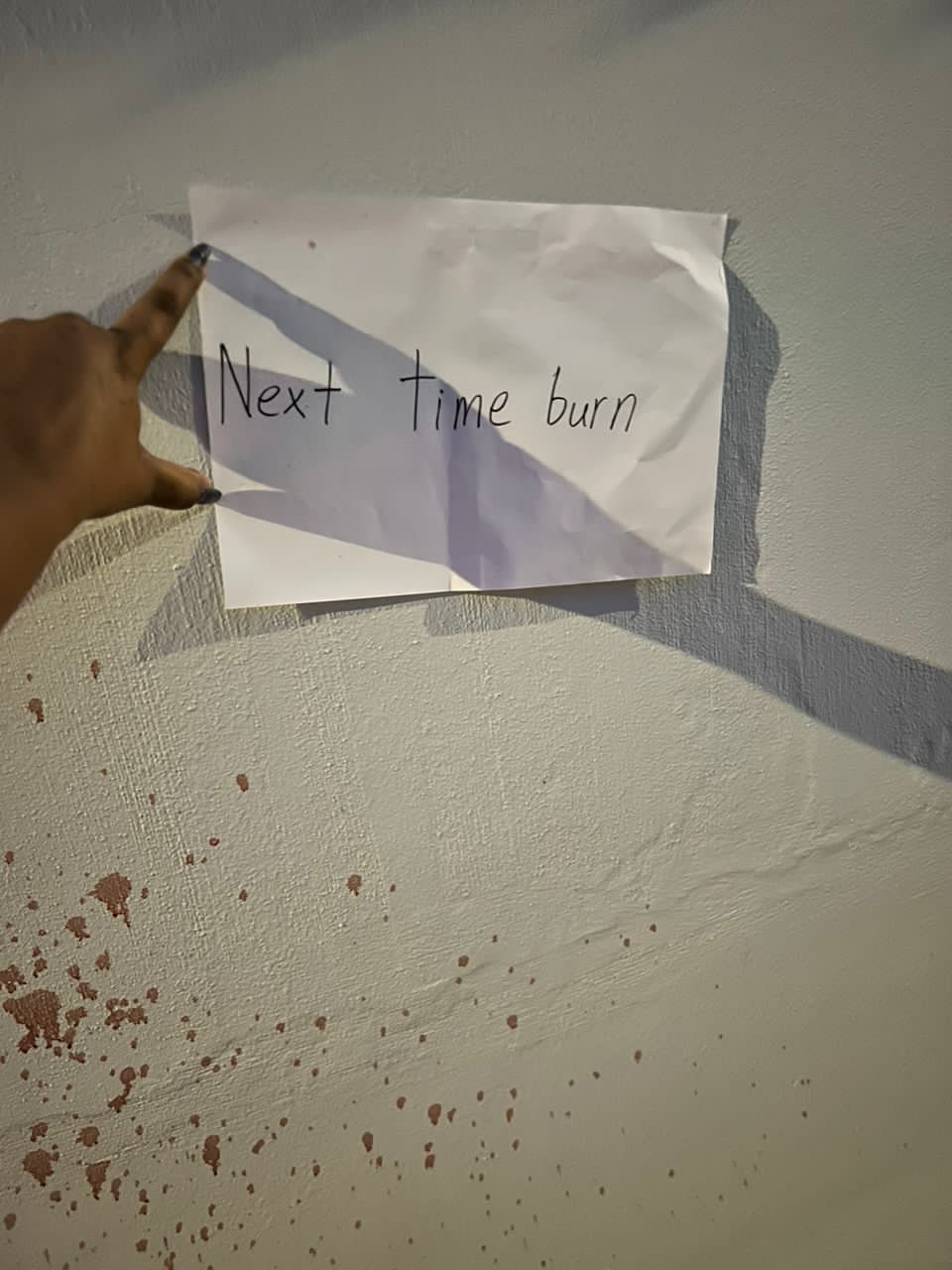 **已签发**柔:头条之一:“下次火烧”!新婚夫妇蜜月结束隔天住家被泼漆还留言恐吓