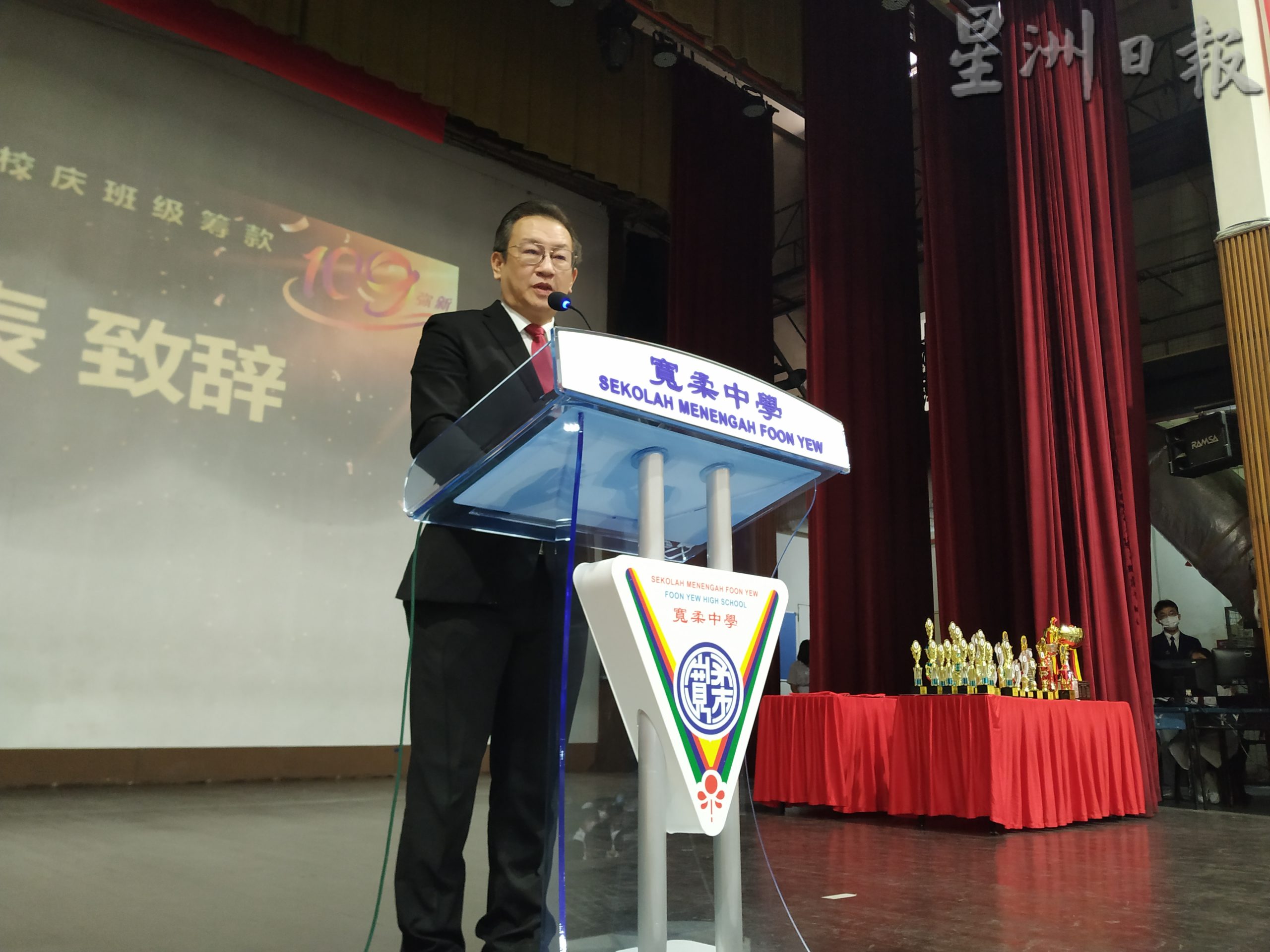 **已签发**柔:宽中三校师生校庆筹款总计逾432万,突破350万令吉目标