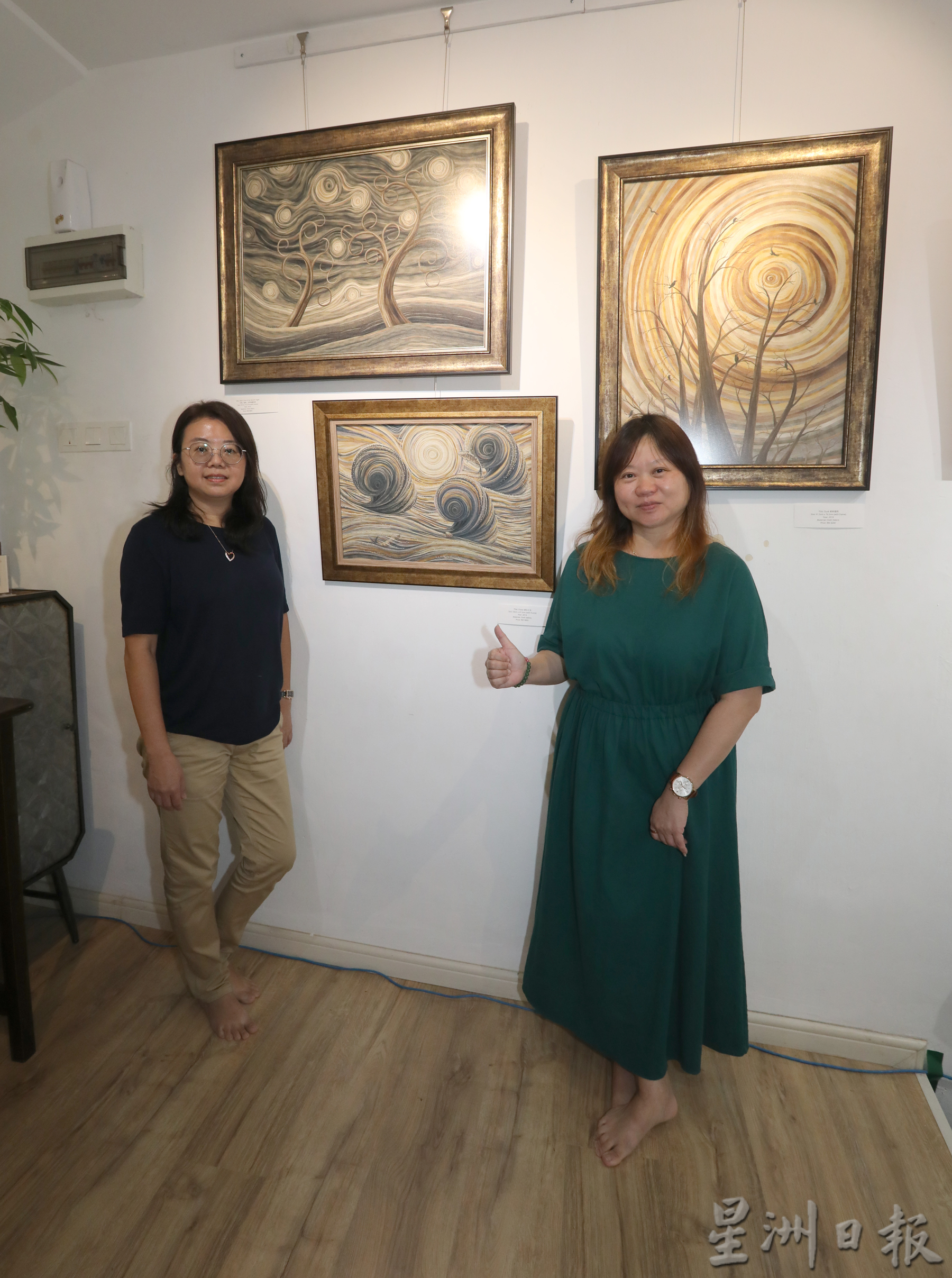 **已签发**柔：封底：【特稿】：色调深浅空间仿如油画，黄瑞芬的布绘艺术画手艺精湛