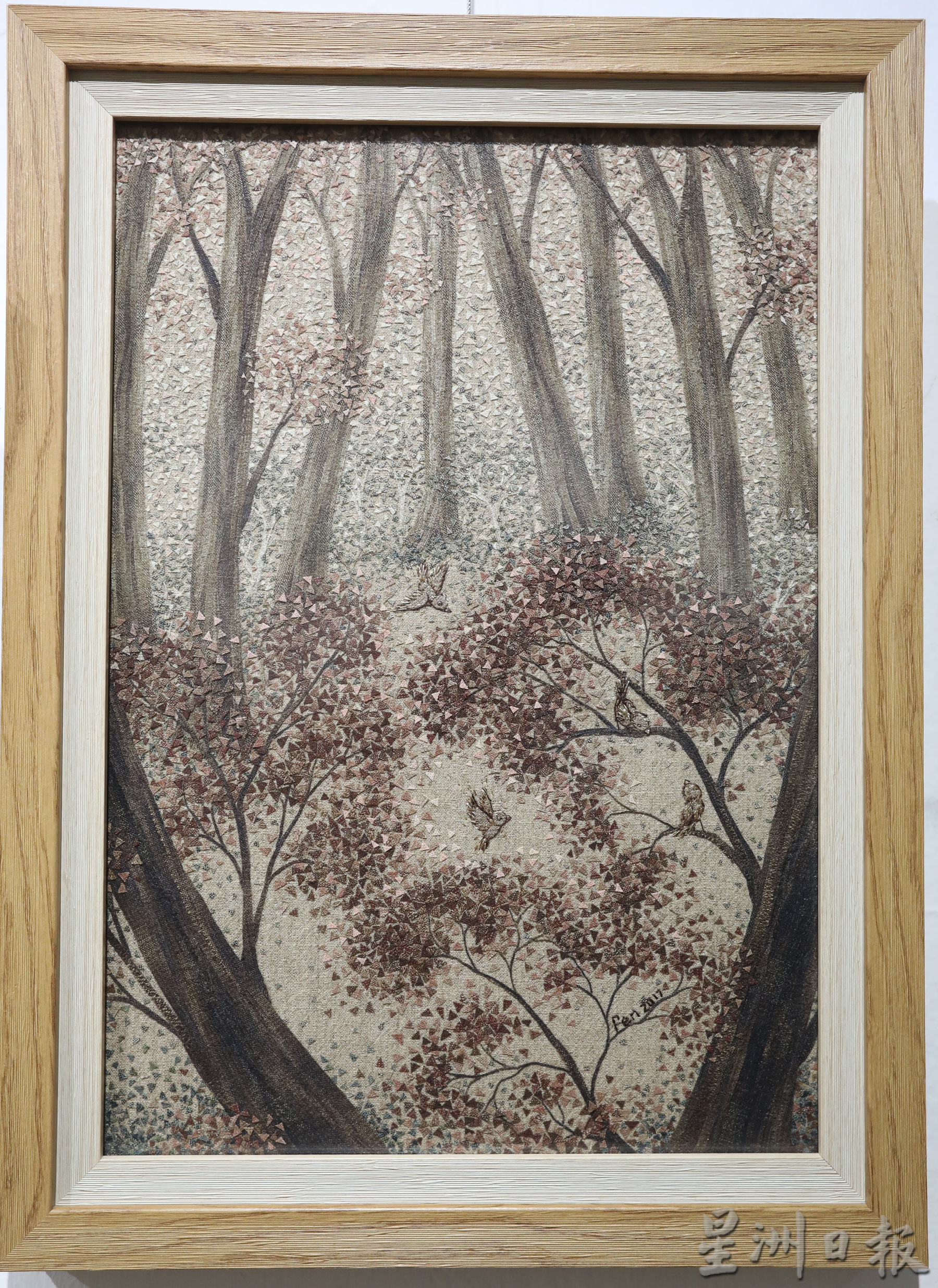**已签发**柔:封底:【特稿】:色调深浅空间仿如油画,黄瑞芬的布绘艺术画手艺精湛