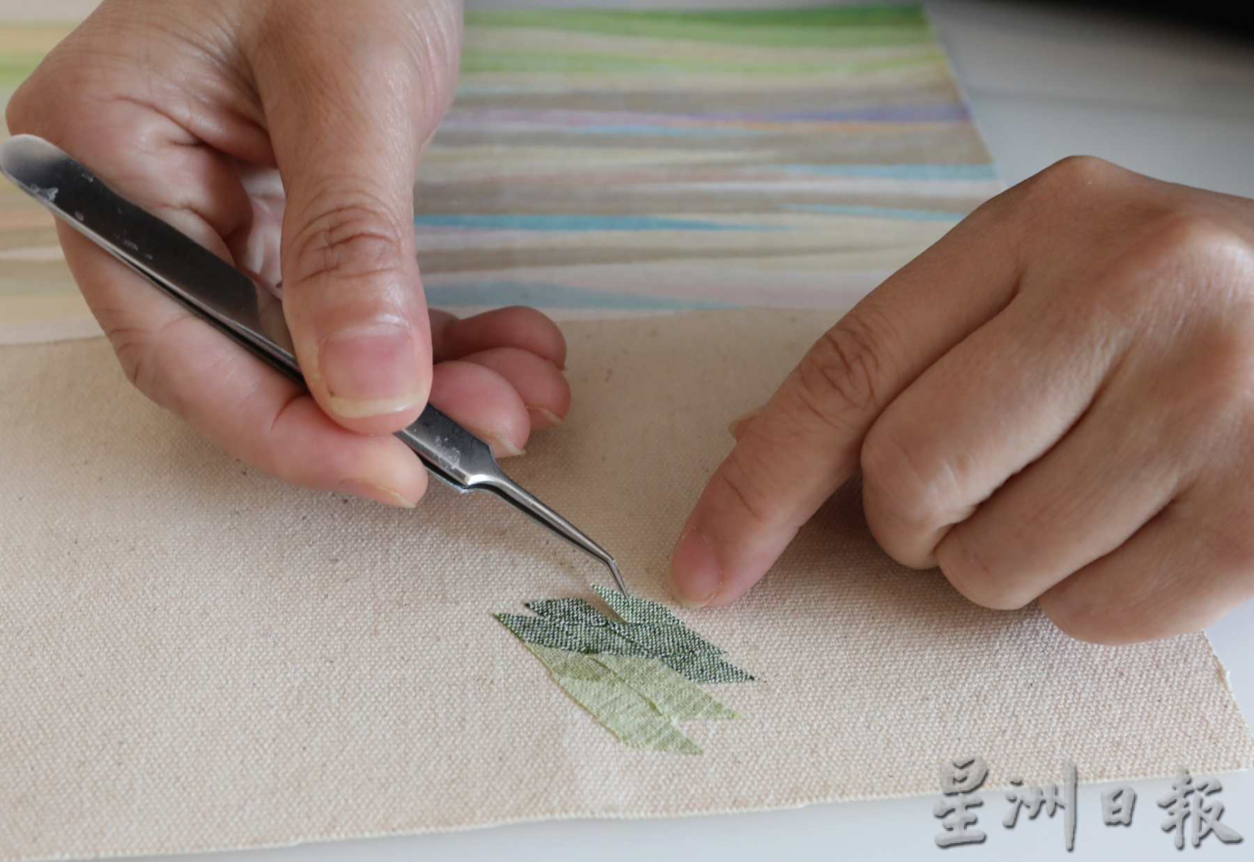 **已签发**柔:封底:【特稿】:色调深浅空间仿如油画,黄瑞芬的布绘艺术画手艺精湛