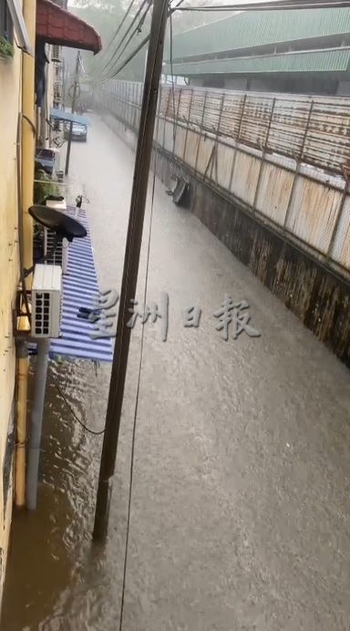**已签发**柔:封面:【民生特工队】:逢雨必灾!新山淡路一排17间店屋长期面对水患,无法安心营业