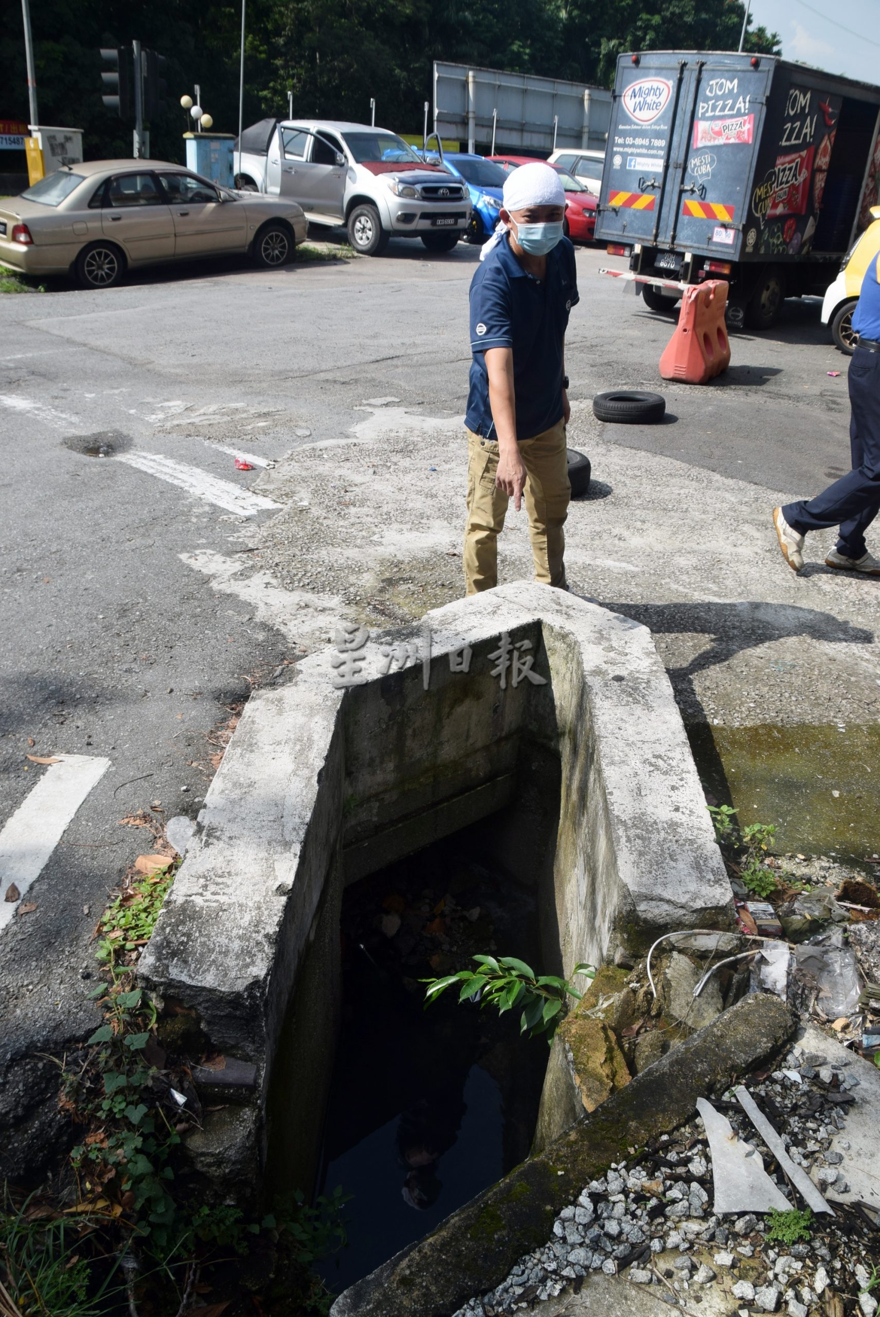 **已签发**柔:封面:【民生特工队】:逢雨必灾!新山淡路一排17间店屋长期面对水患,无法安心营业