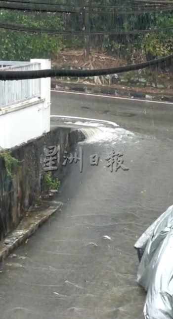 **已签发**柔:封面:【民生特工队】:逢雨必灾!新山淡路一排17间店屋长期面对水患,无法安心营业