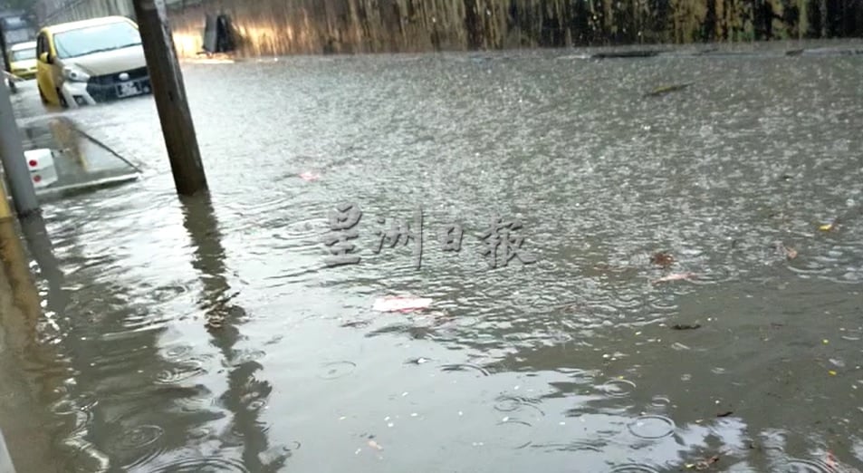 **已签发**柔:封面:【民生特工队】:逢雨必灾!新山淡路一排17间店屋长期面对水患,无法安心营业