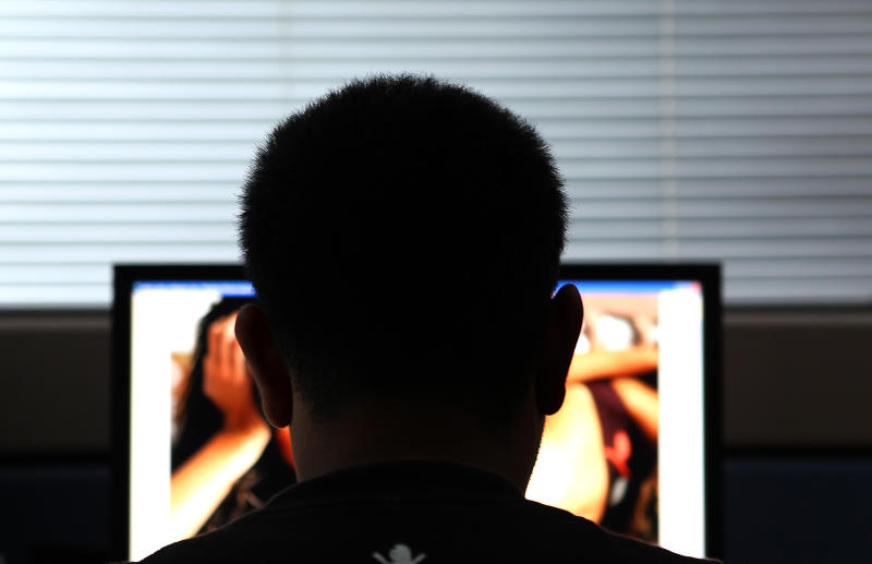 **已签发**柔：狮城二三事：欲求不满就出言恐吓，男子不止爱女友裸照还要她拍母亲的