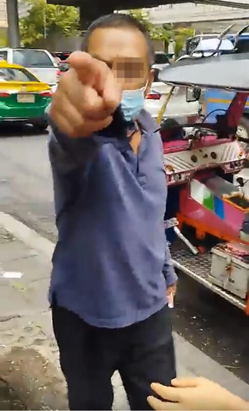 **已签发**柔：狮城二三事：泰国搭嘟嘟车拒半途加车资，司机飙骂抓衣领狮城男曼谷报警