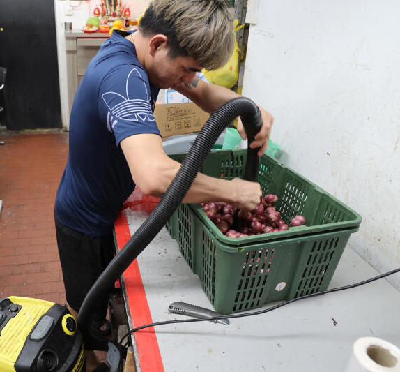 **已签发**柔：狮城二三事：用吸尘机吸葱头皮挨批，摊贩喊冤：没用来吸地板的啦！