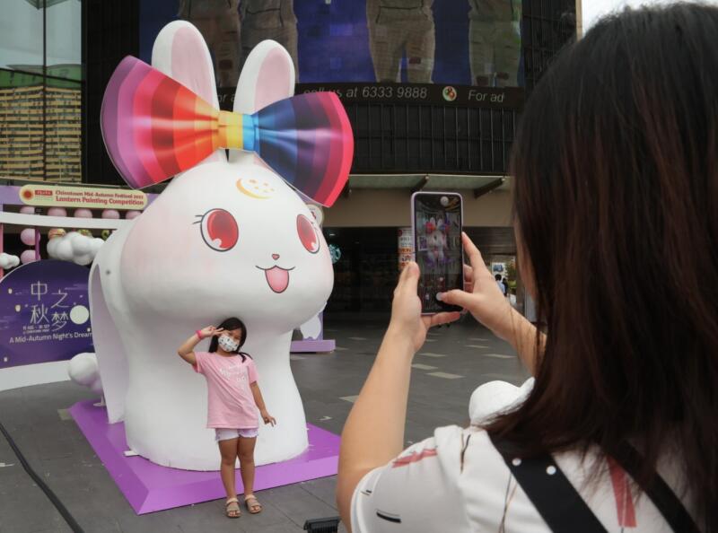 **已签发**柔:狮城二三事:画上又圆又可爱大眼睛,“无脸”玉兔有表情了!