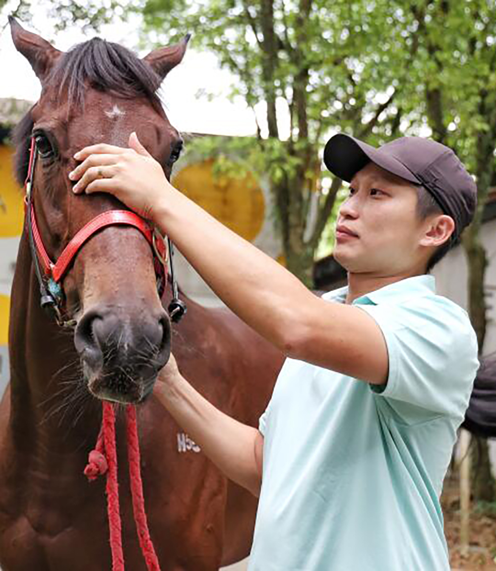 花10年时间，青年从一窍不通到成最年轻练马师
