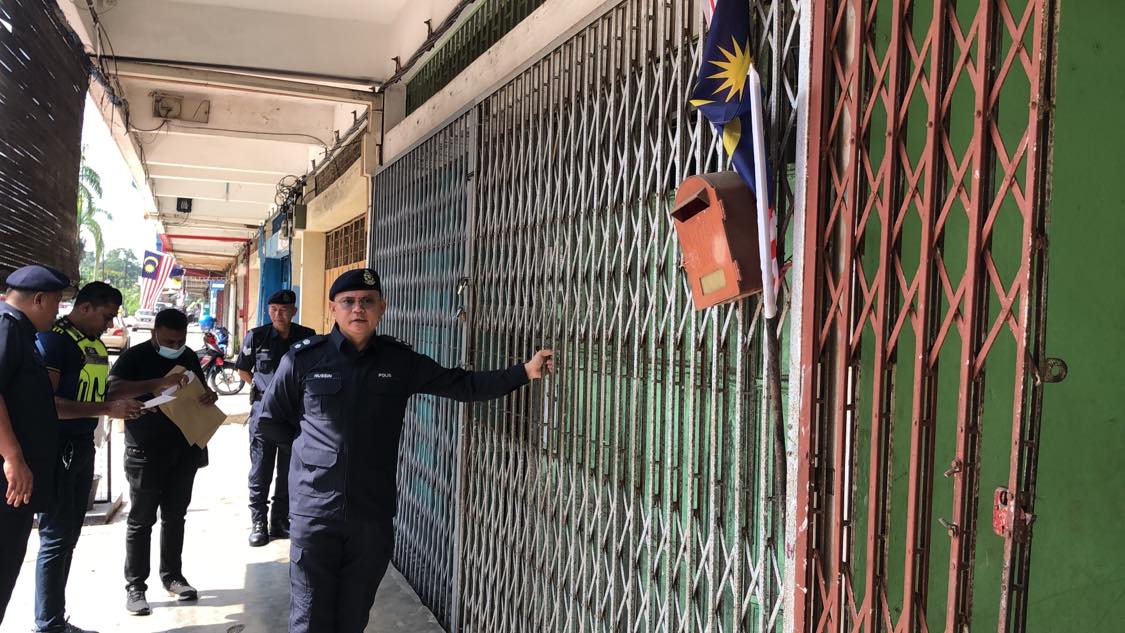**已签发**柔:第三版次头:哥打丁宜警方在国能协助下展开行动,涉非法线上赌博单位断电