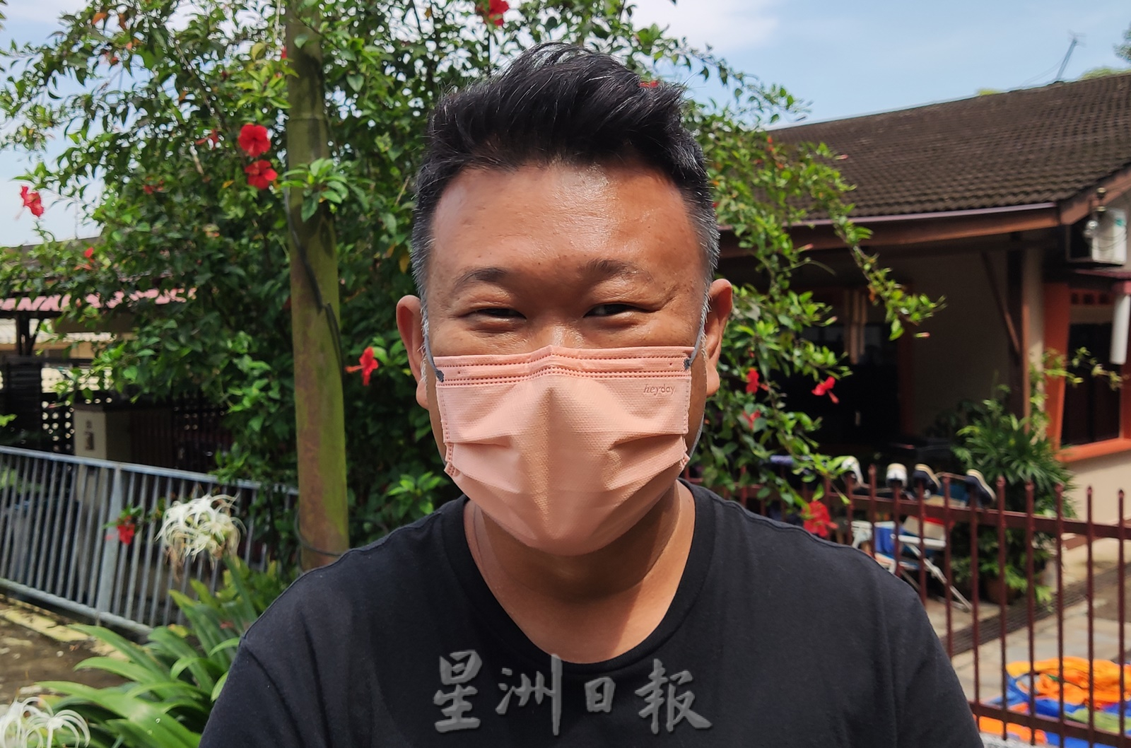 猴子闯家中觅食，居民忧孩子受伤