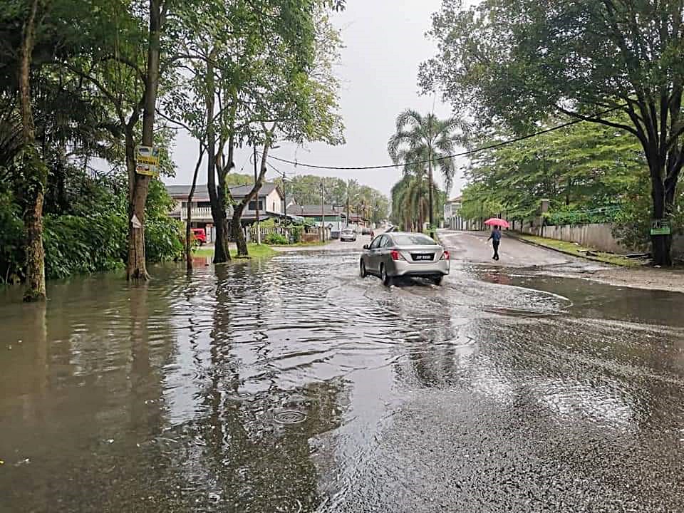 【民生特工队】:逾10户面对窘境,古来庄园与埔来花园交接路一雨成灾