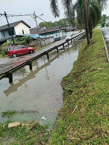 民生特工队】:逾10户面对窘境,古来庄园与埔来花园交接路一雨成灾