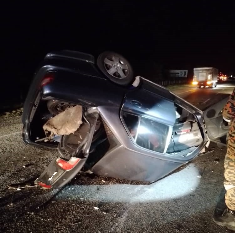 轿车撞大道分界堤翻覆，司机夹毙车内