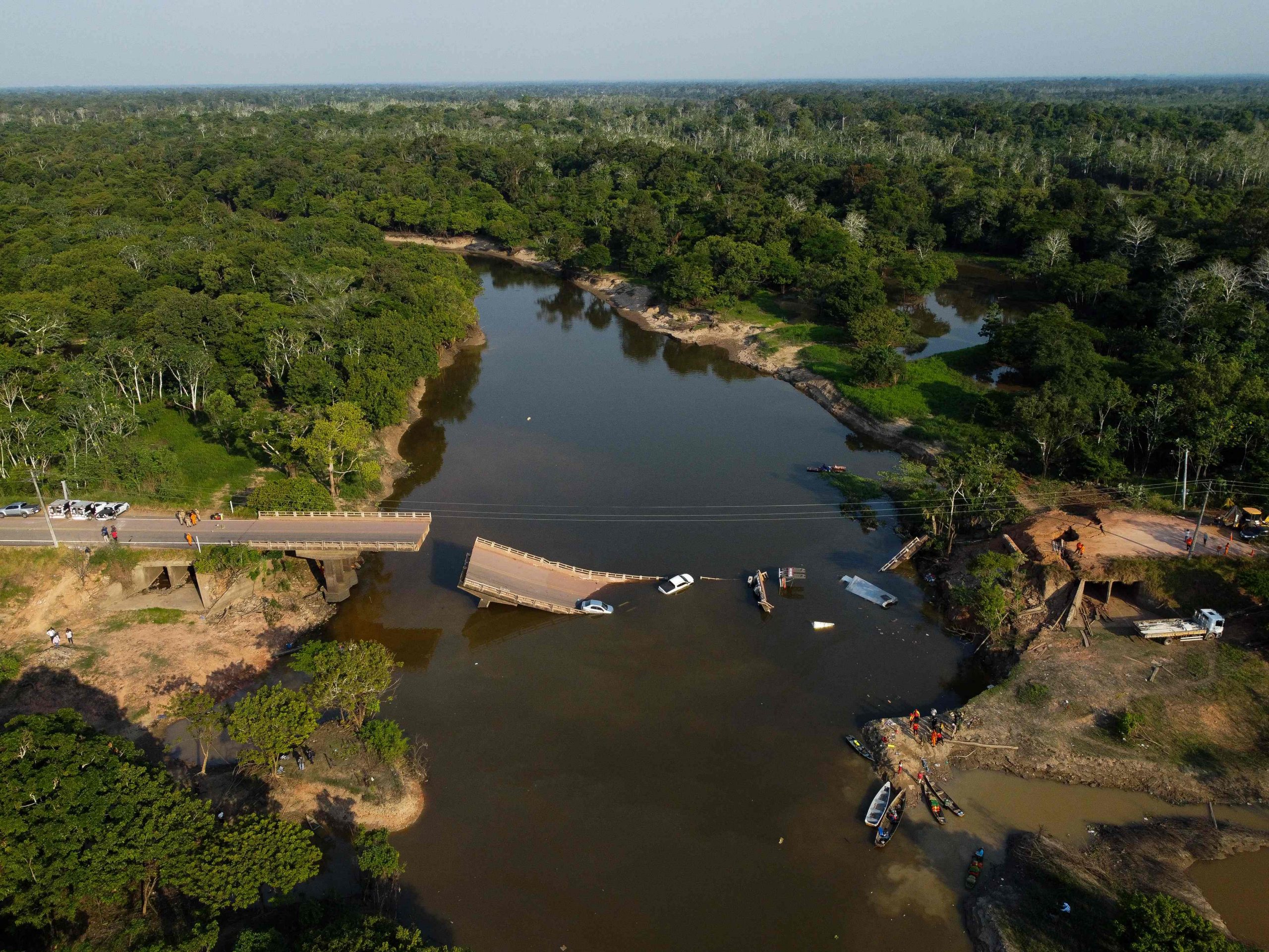 巴西跨河大桥瞬间坍塌!行驶车辆无预警坠落酿3死 14人伤
