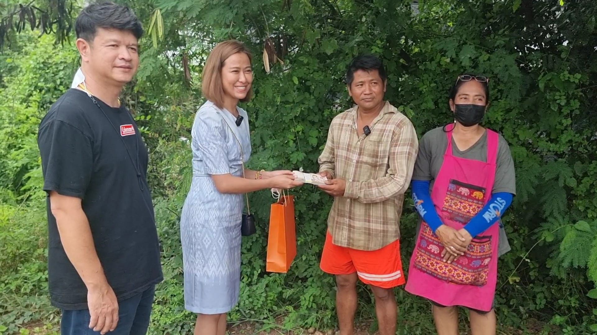 帮饲主寻获爱犬 男子领万元赏金