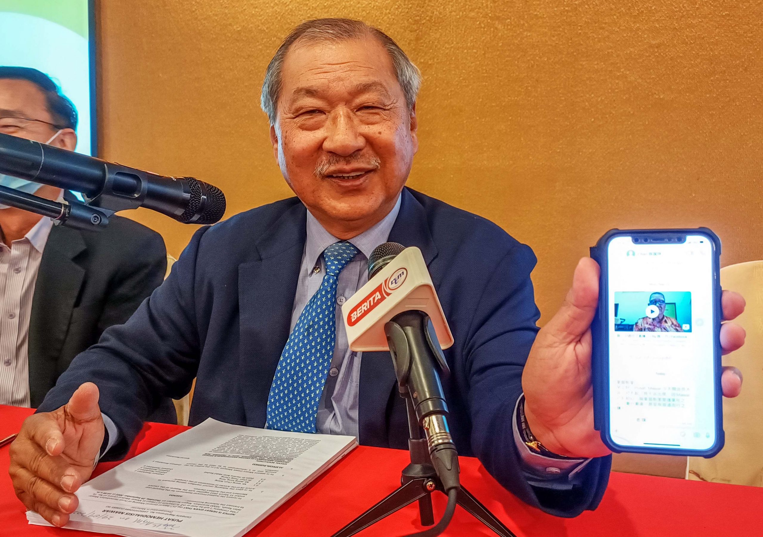 广告没中文被指忘初心 李典和:爱心洗肾中心疏忽