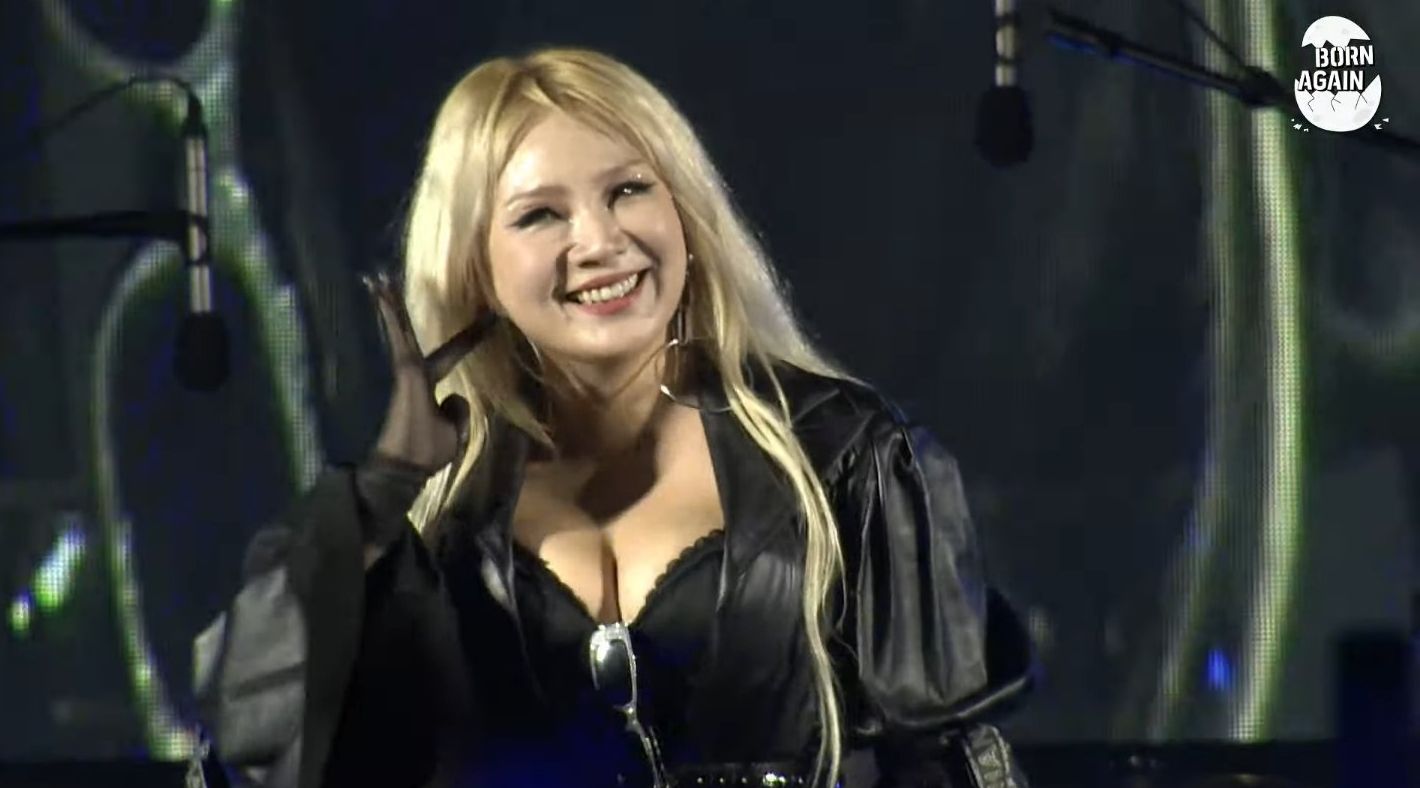 开唱遭男子突闯上台 CL递麦合唱化解危机