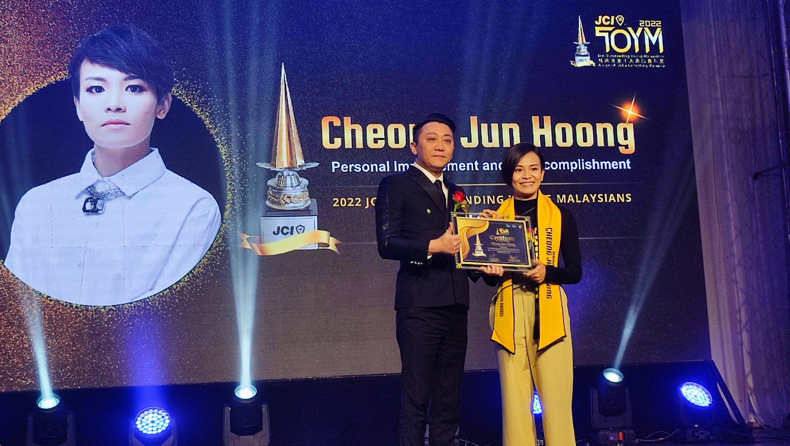 张俊虹膺大马十大杰青 “勇于尝试,只因人生拥很多可能性”