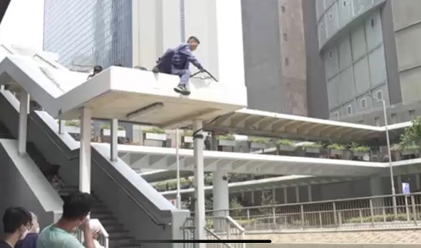 张家辉跳桥失误崴脚 《爆裂点》下月来马拍