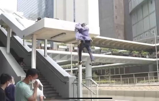 张家辉跳桥失误崴脚 《爆裂点》下月来马拍