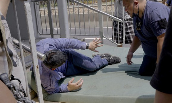 张家辉跳桥失误崴脚 《爆裂点》下月来马拍