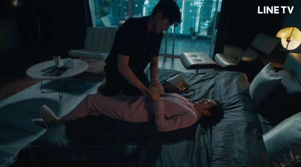 张翰床戏“脚卡女主角双腿”遭骂离谱 网怒求下架停播