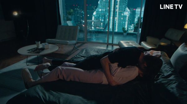 张翰床戏“脚卡女主角双腿”遭骂离谱 网怒求下架停播