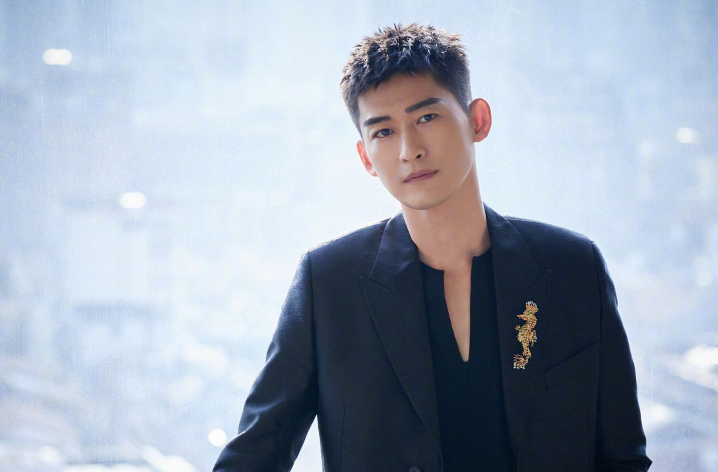 张翰床戏“脚卡女主角双腿”遭骂离谱 网怒求下架停播