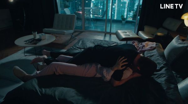 张翰床戏“脚卡女主角双腿”遭骂离谱 网怒求下架停播