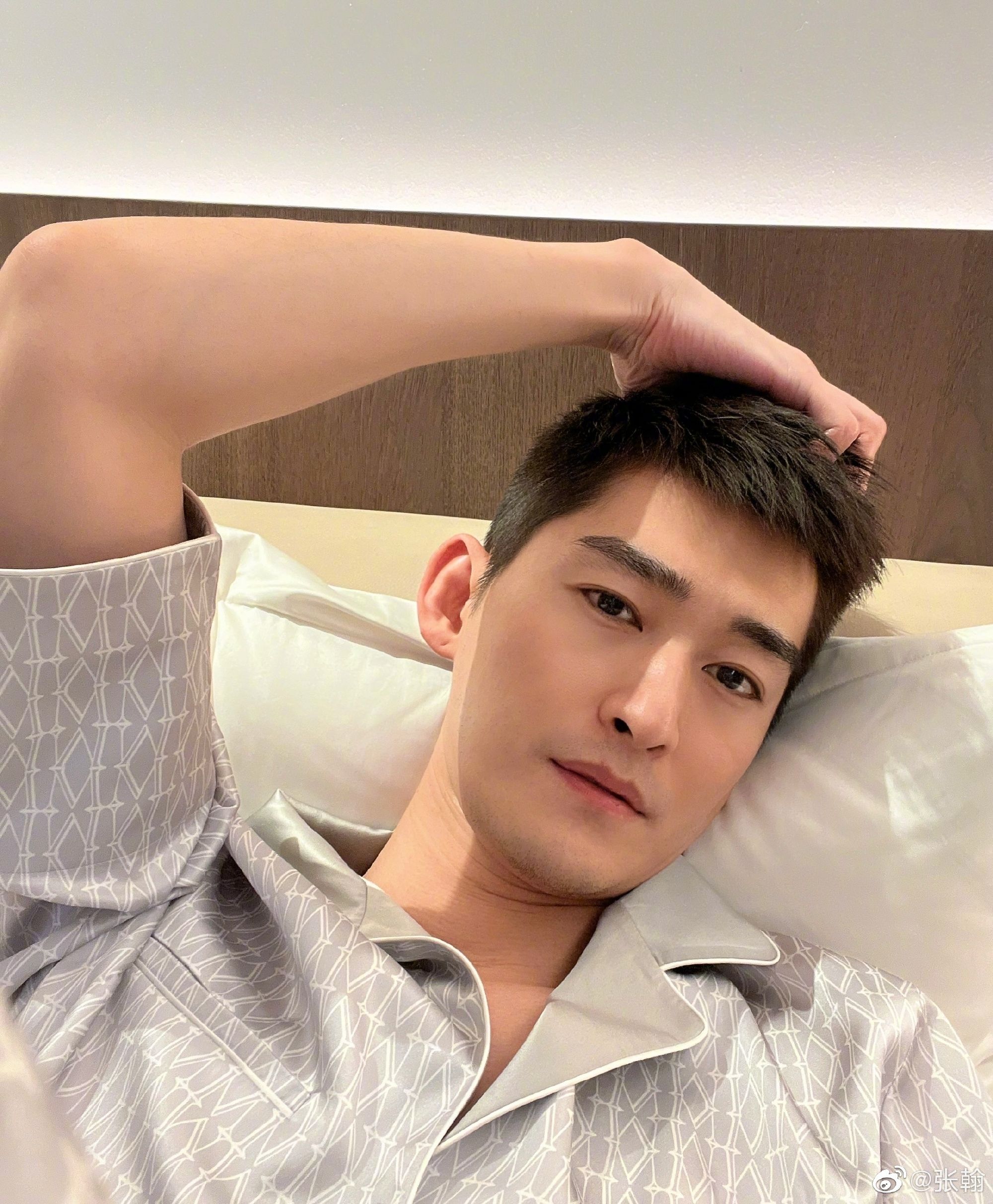 张翰手抓王晓晨胸坐大腿 网轰:性骚惯犯!