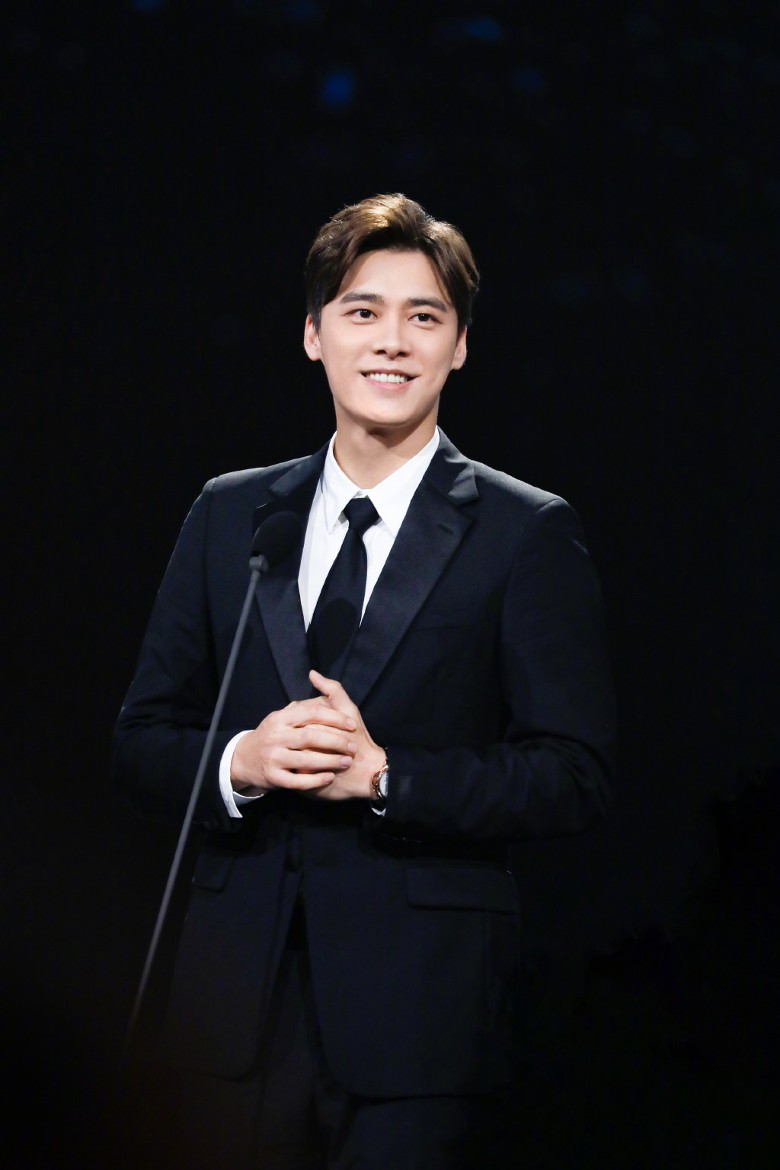 惊传涉嫖被捕  李易峰急开直播辟谣