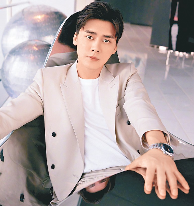 惊传涉嫖被捕  李易峰急开直播辟谣