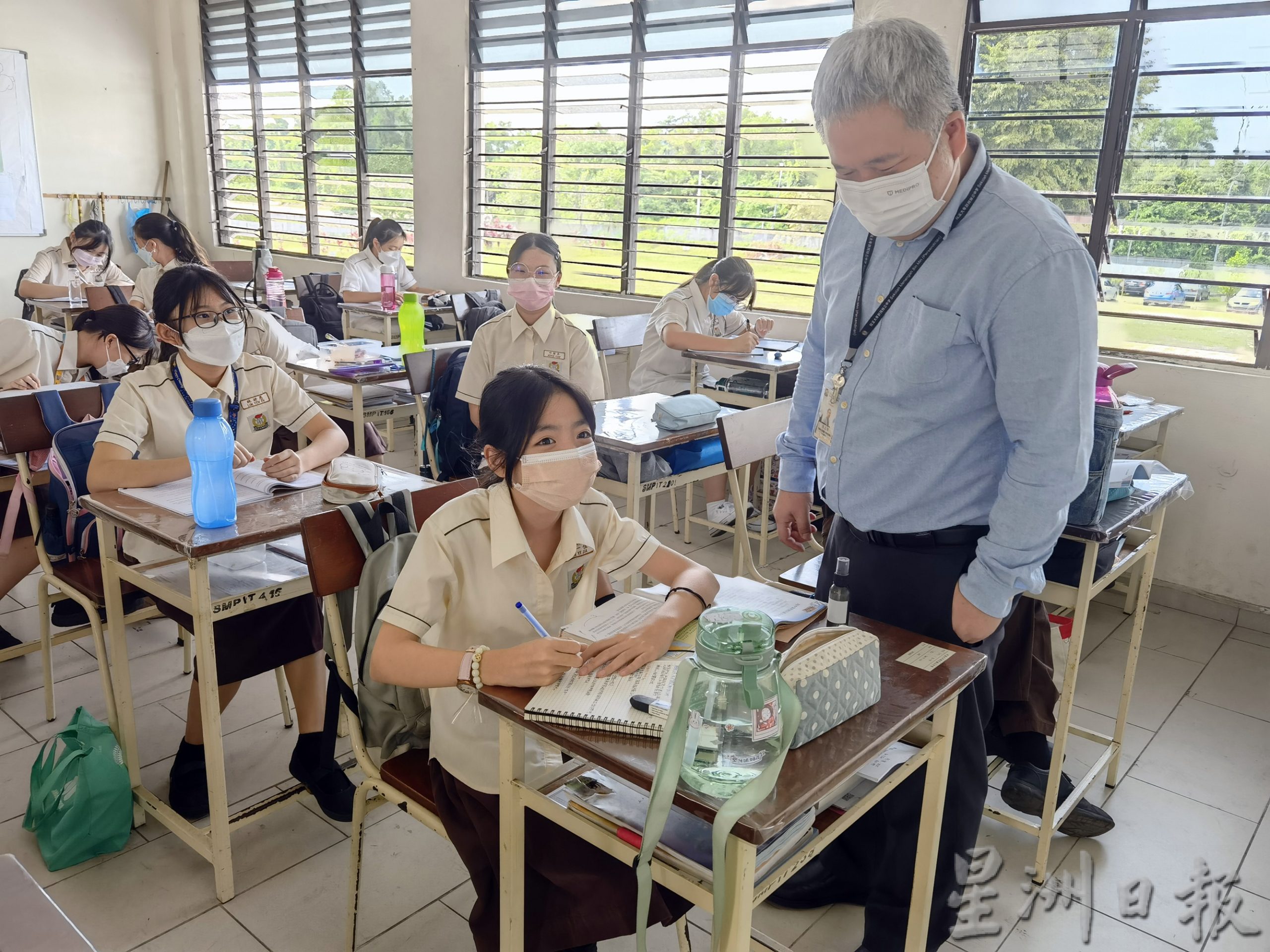 戴口罩/综合(大北马)教育部放宽防疫政策,学生反而“罩”得更严实!