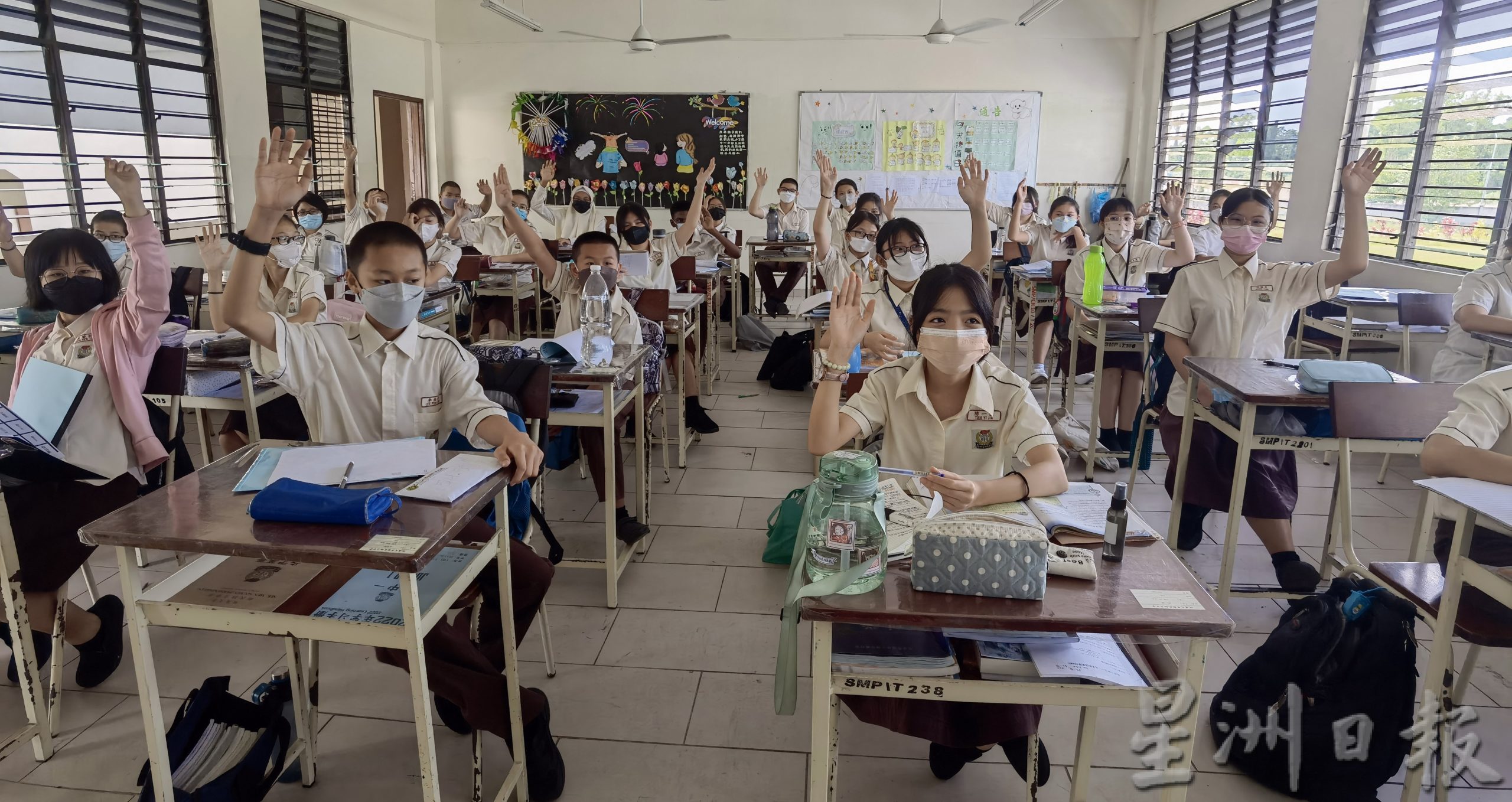 戴口罩/综合(大北马)教育部放宽防疫政策,学生反而“罩”得更严实!