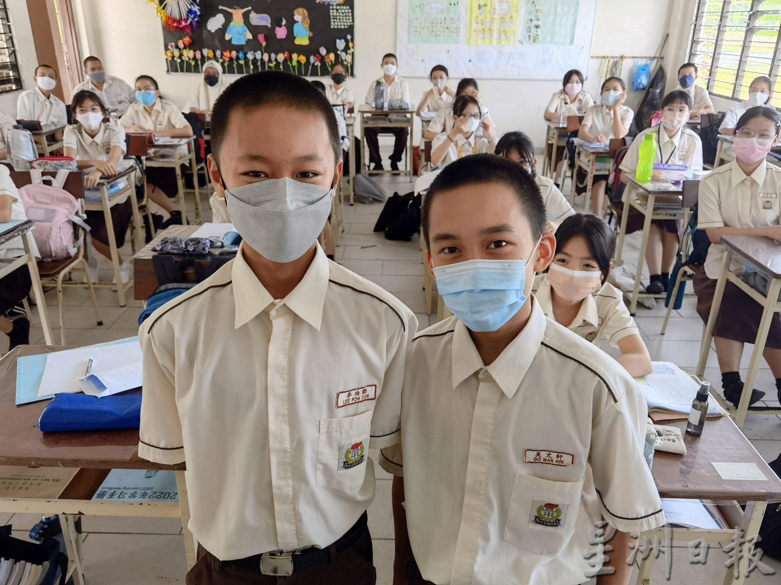 戴口罩/综合(大北马)教育部放宽防疫政策,学生反而“罩”得更严实!