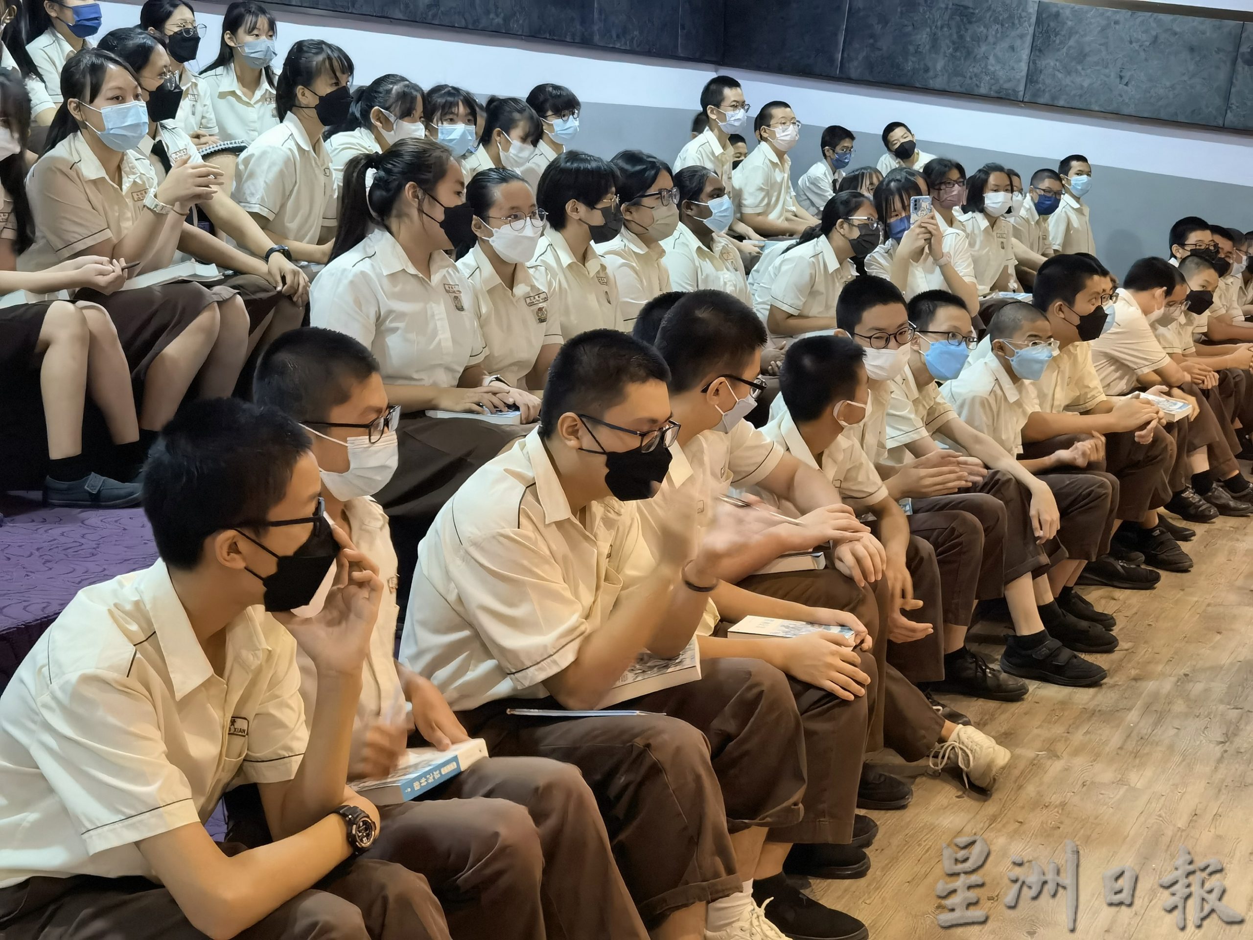 戴口罩/综合(大北马)教育部放宽防疫政策,学生反而“罩”得更严实!