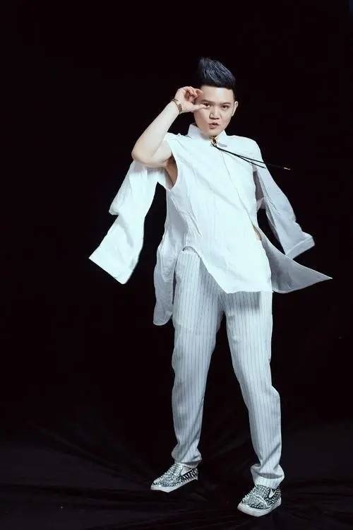 才切左脸又长肿块  36岁男歌手口腔癌病逝