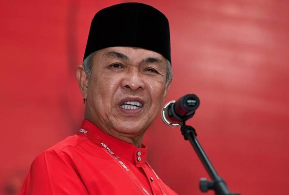 扎希叫慕尤丁照镜子!发合照促别攻击首相