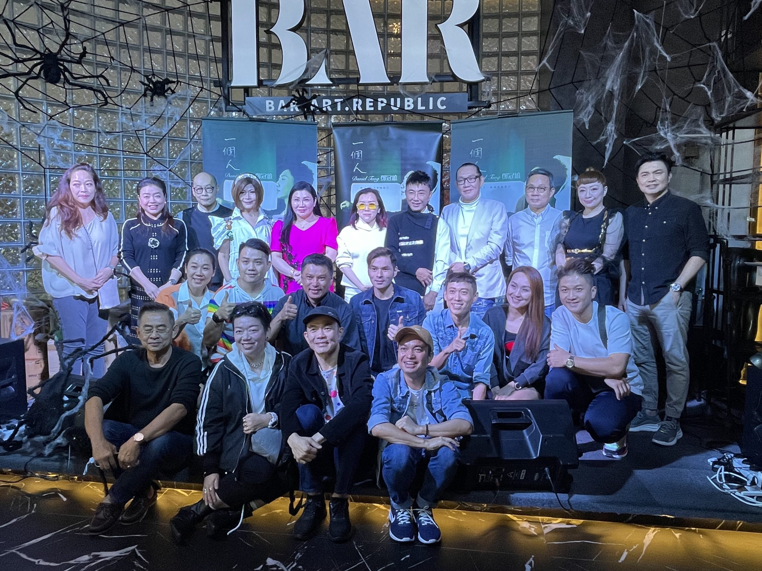 拍MV沐浴戏露上半身  邓冠维紧张脚直发抖