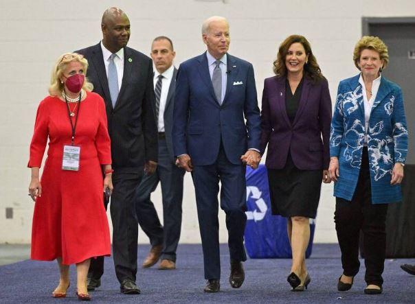 拜登“牵错老婆” 妻在旁超傻眼? 但原来媒体认错人