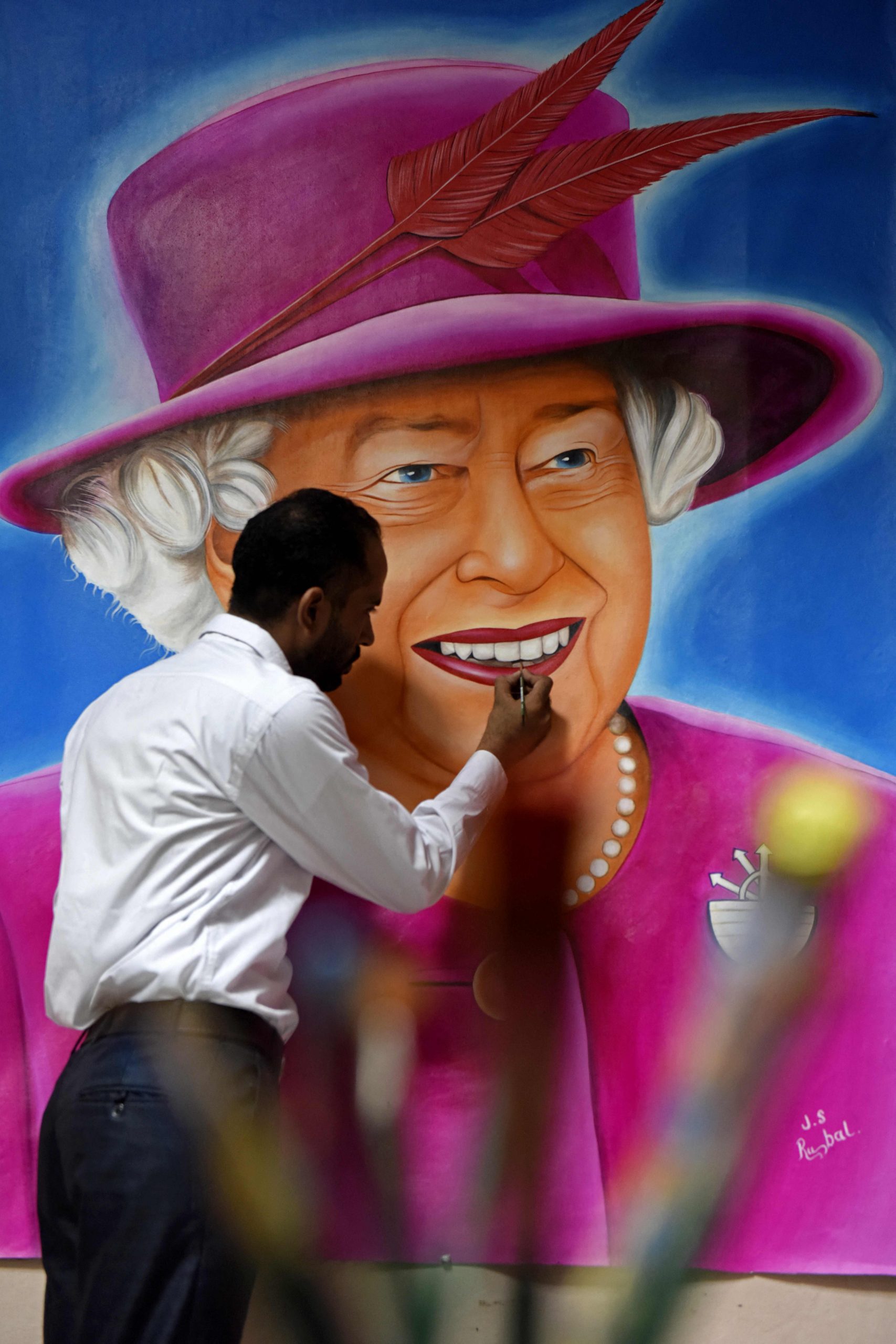 拜登抵英向女王作最后致敬 将与查尔斯三世会面