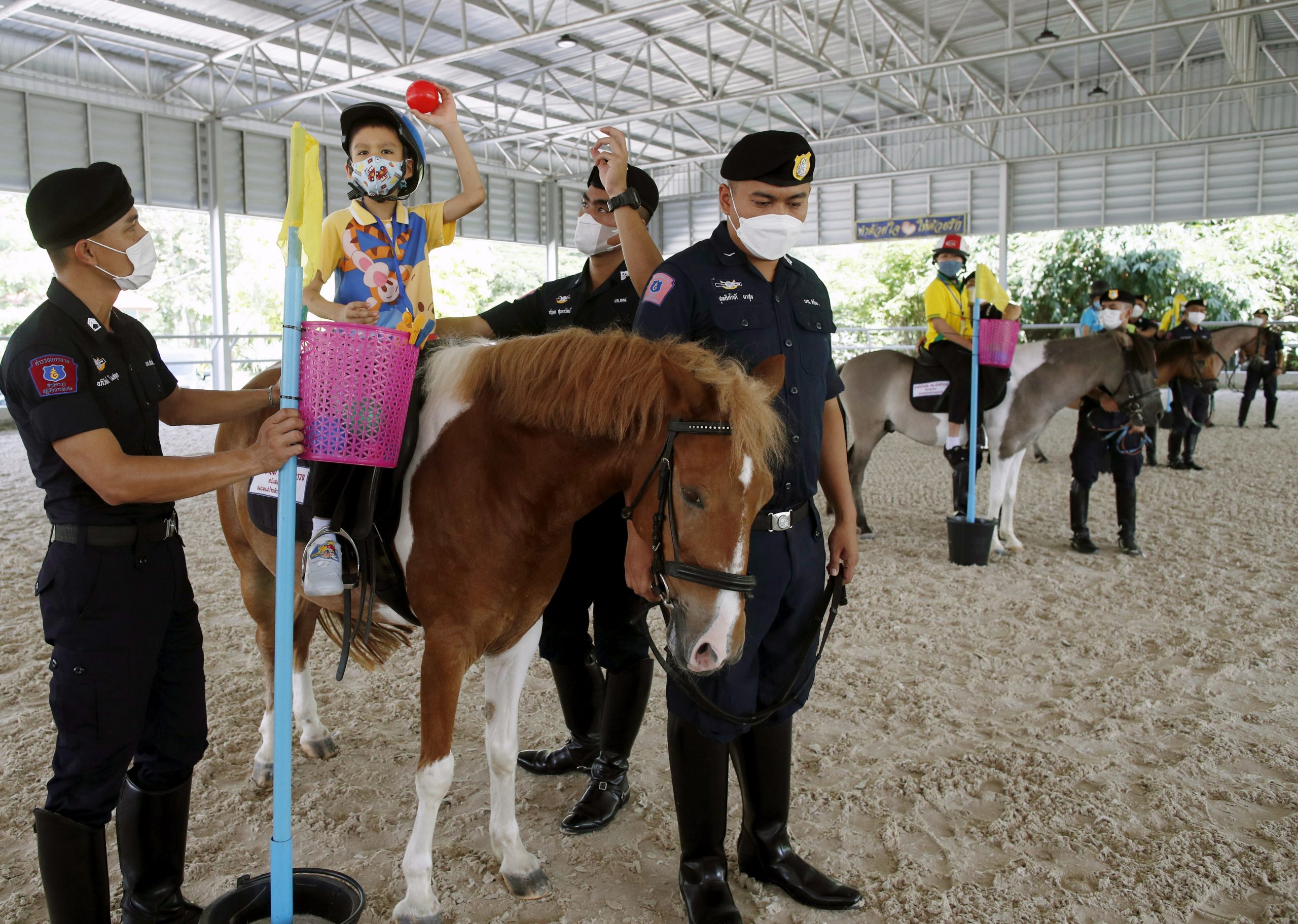 拼盘 未签/曼谷特殊儿童接受马术治疗